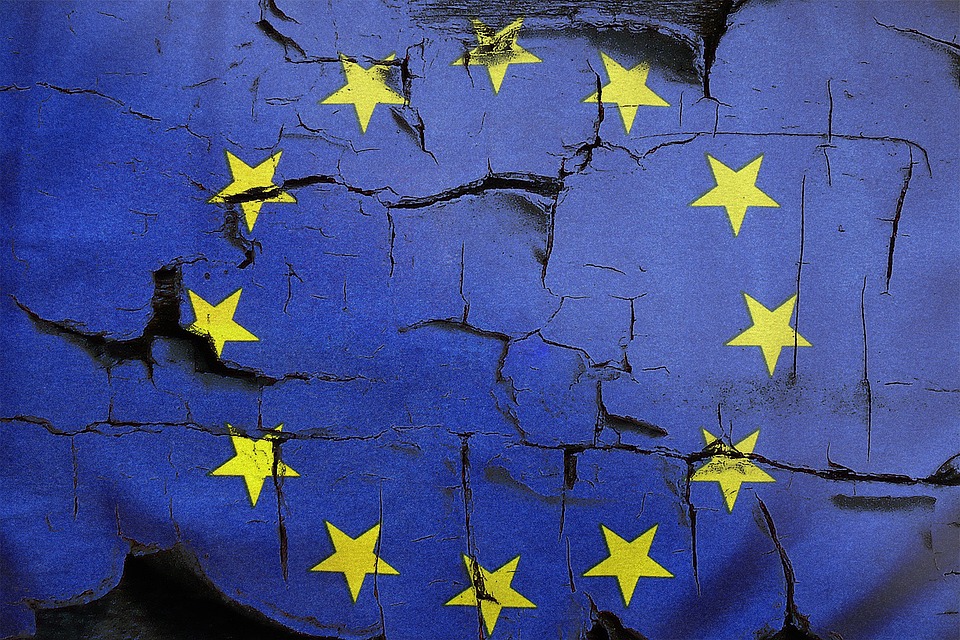 Immagine della bandiera dell'Unione europea con le crepe