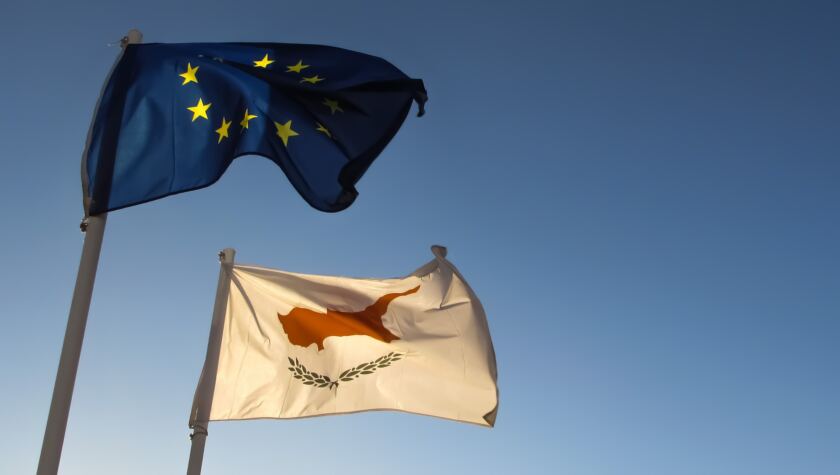 bandiera di Cipro e bandiera dell'Unione europea