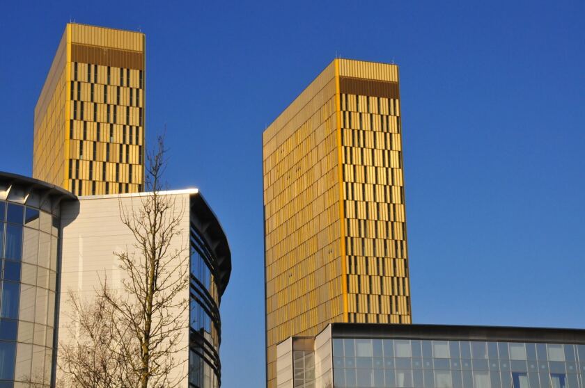 gli edifici che ospitano la Corte europea di giustizia fotografati in una giornata con cielo azzurro