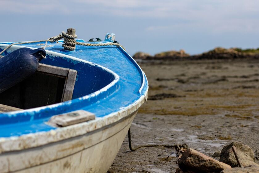 barca vuota sulla spiaggia